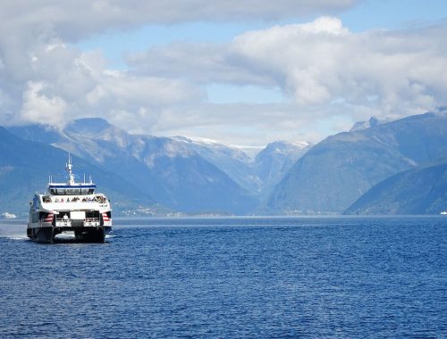 Ekspressbåten tek deg frå Bergen og inn i vakre Sognefjorden.