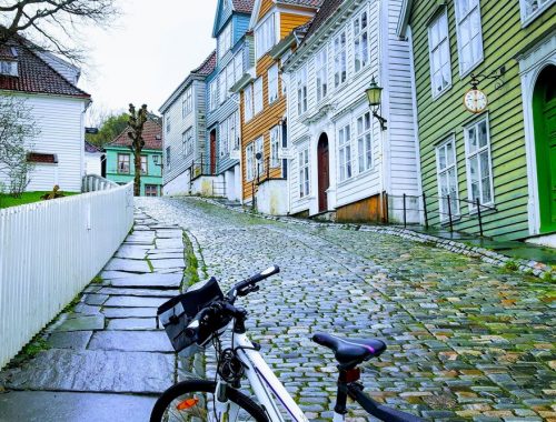 Vakre Bergen byr på spennande brusteinsgater og smug.